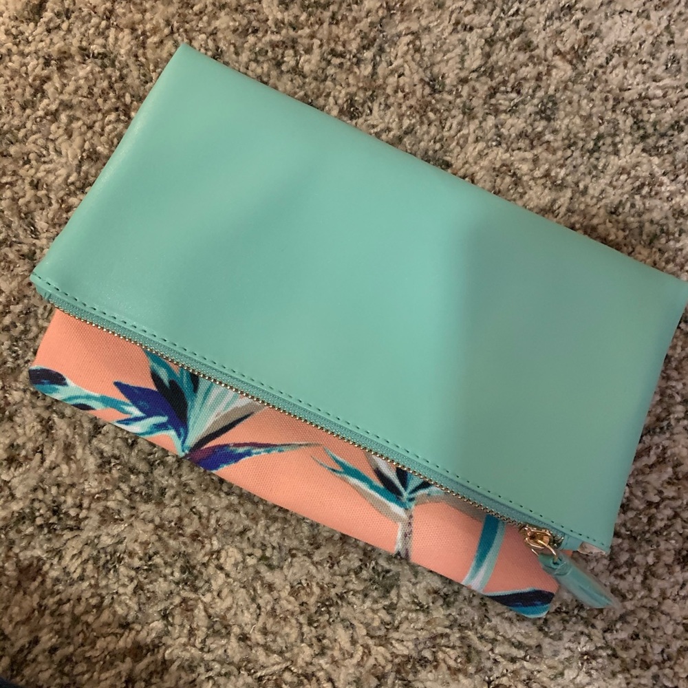 Reversible hand wristlet
